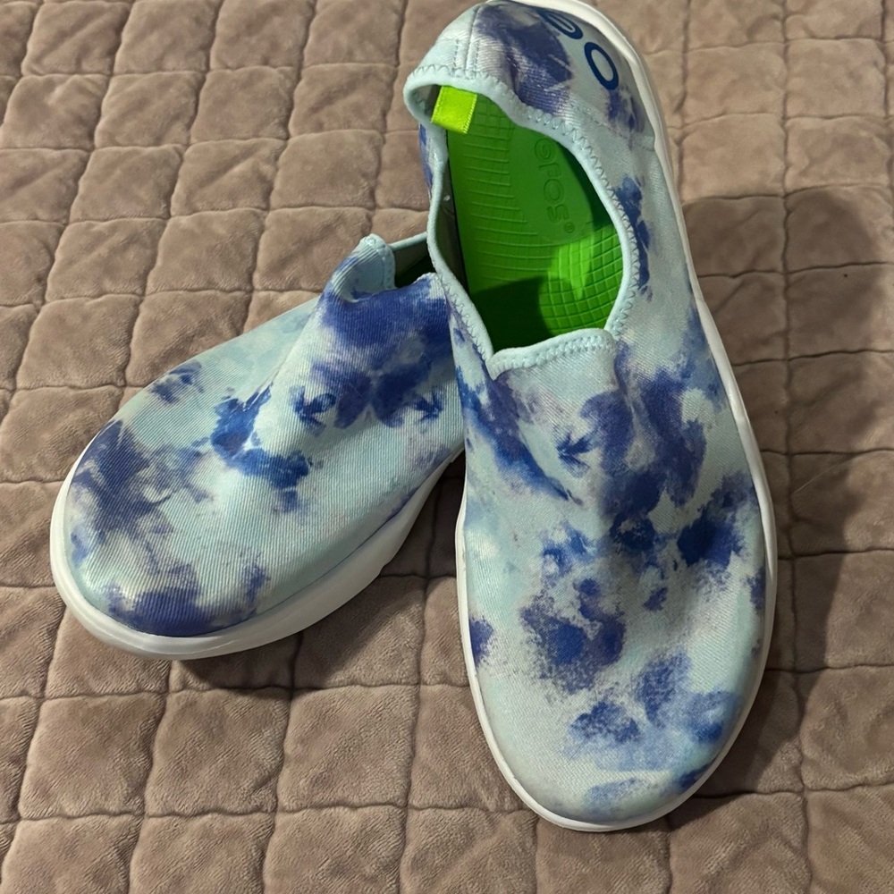OOFOS Women's Slip-On Athletic Shoes in Blue Tie-Dye with Lime Green Insole